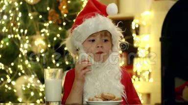 圣诞老人在平安夜拿一块饼干作为送礼物的感谢礼物。 你的圣诞贺卡。 肖像
